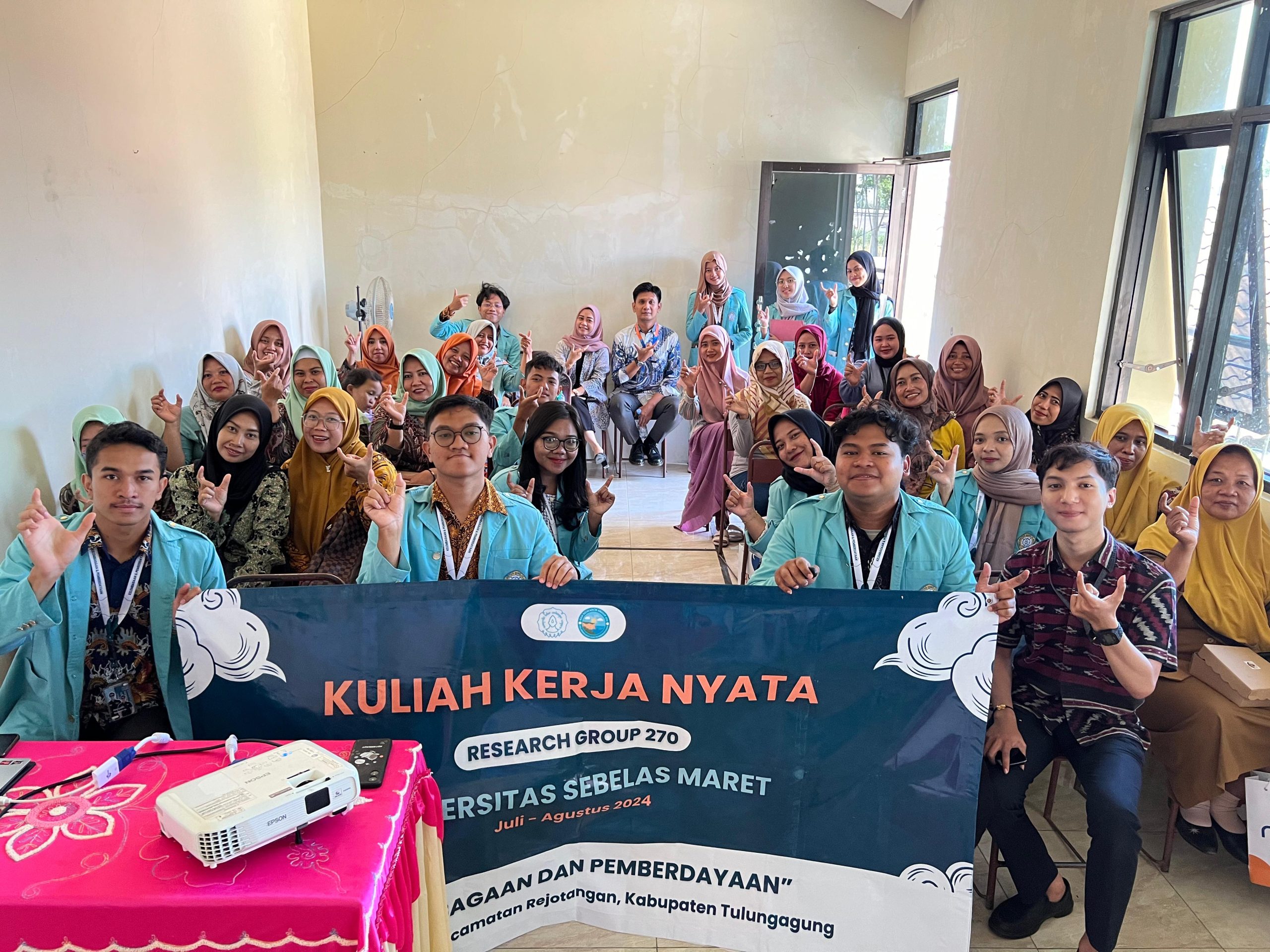 Sesi foto bersama setelah pelaksanaan Sosialisasi Literasi Keuangan dan Digitalisasi UMKM Desa Tenggur. (doc. KKN 270 UNS)