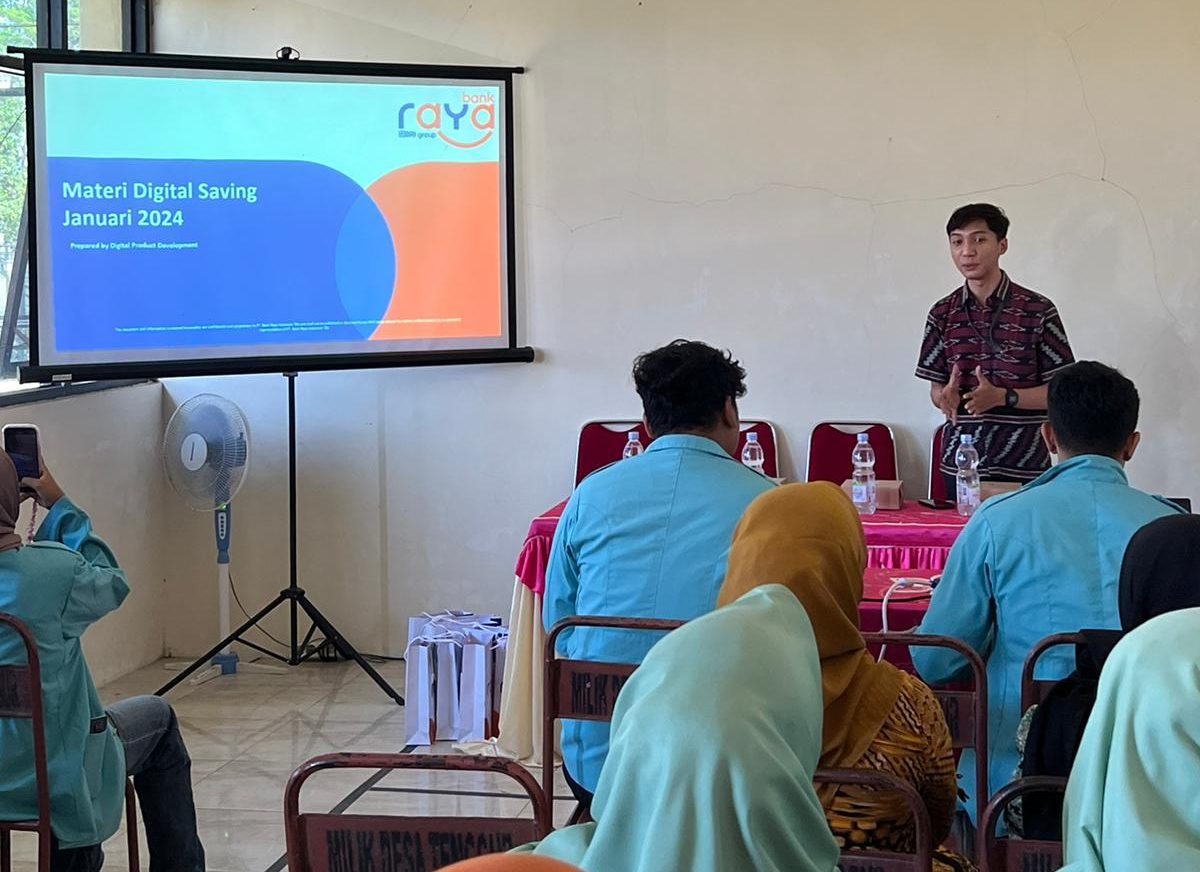 Sesi pemaparan materi dalam kegiatan Sosialisasi Literasi Keuangan dan Digitalisasi UMKM Desa Tenggur. (doc. KKN 270 UNS)