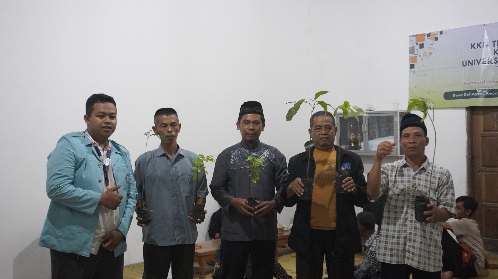 Pembagian bibit gratis secara simbolis. (doc. KKN 100 UNS)