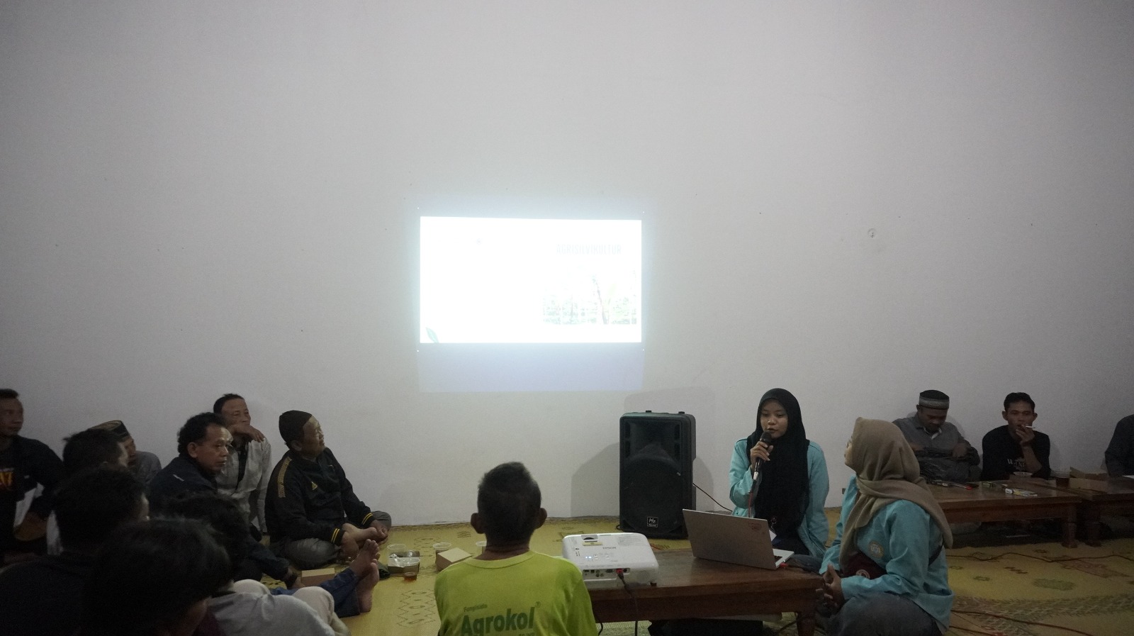Sesi pemaparan materi saat sosialisasi sistem agroforestri dan pembagian bibit gratis. (doc. KKN 100 UNS)