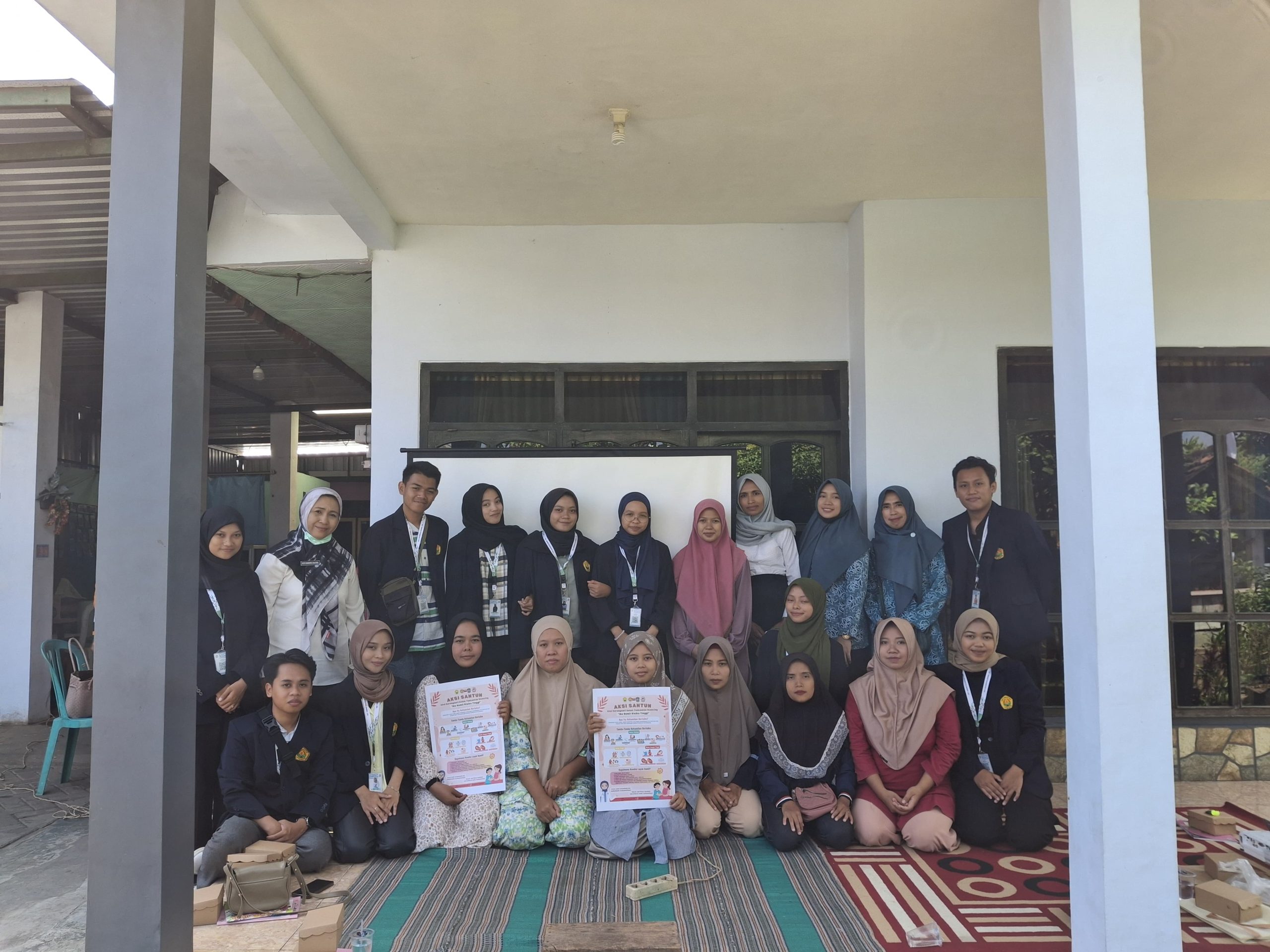 Dokumentasi bersama dalam penyuluhan yang bertujuan meningkatkan pengetahuan dan kesadaran bagi ibu hamil di Desa Karangsari. (doc. KKN UMD 270 UNEJ)