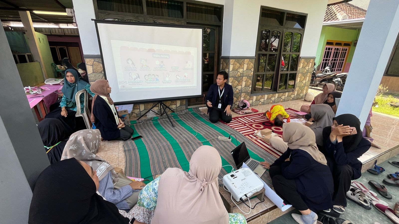 Pemaparan materi dalam penyuluhan yang bertujuan meningkatkan pengetahuan dan kesadaran bagi ibu hamil di Desa Karangsari. (doc. KKN UMD 270 UNEJ)