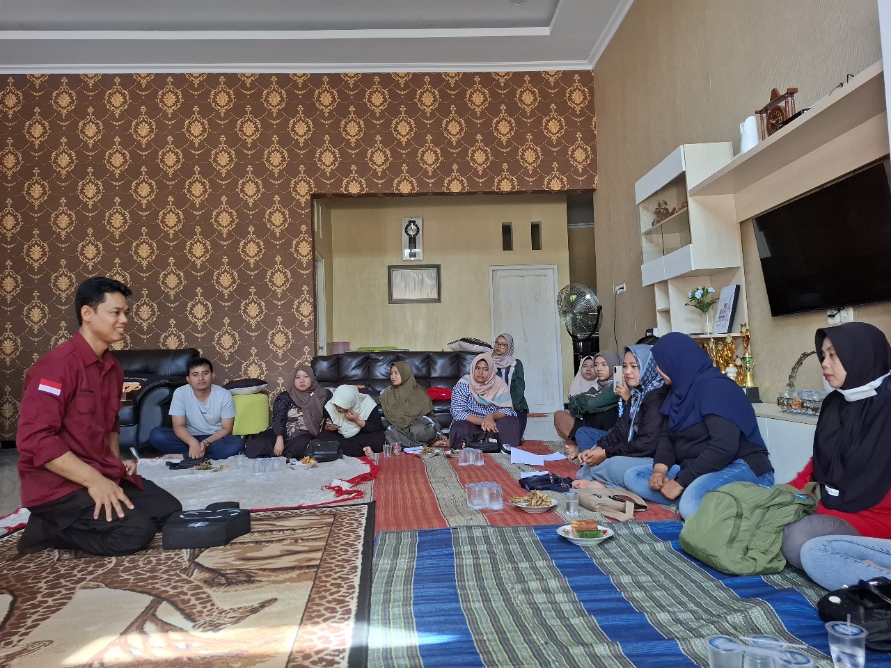 Pemberian materi Bantuan Hidup Dasar oleh Ns. Baskoro Setioputro, S.Kep., M.Kep. dari DPD PPNI Jember Divisi Bapena. (doc. Pribadi)