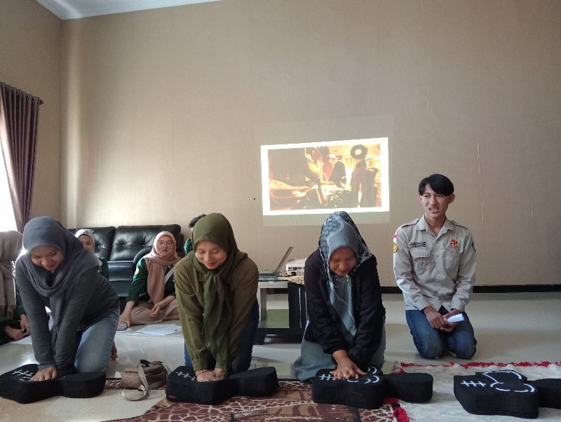 Praktik Pemberian RJP oleh Kader Saung Tani CEKATAN (doc. Pribadi)