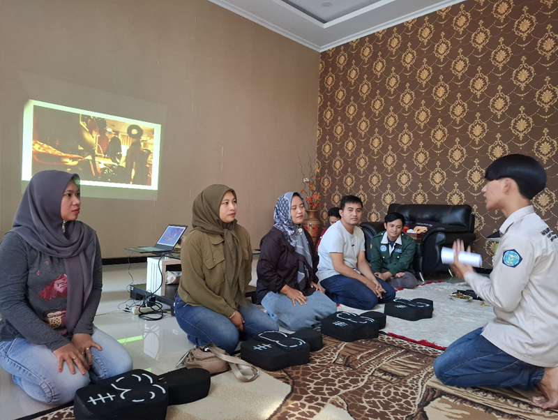 Praktik Pemberian RJP oleh Kader Saung Tani CEKATAN (doc. Pribadi)