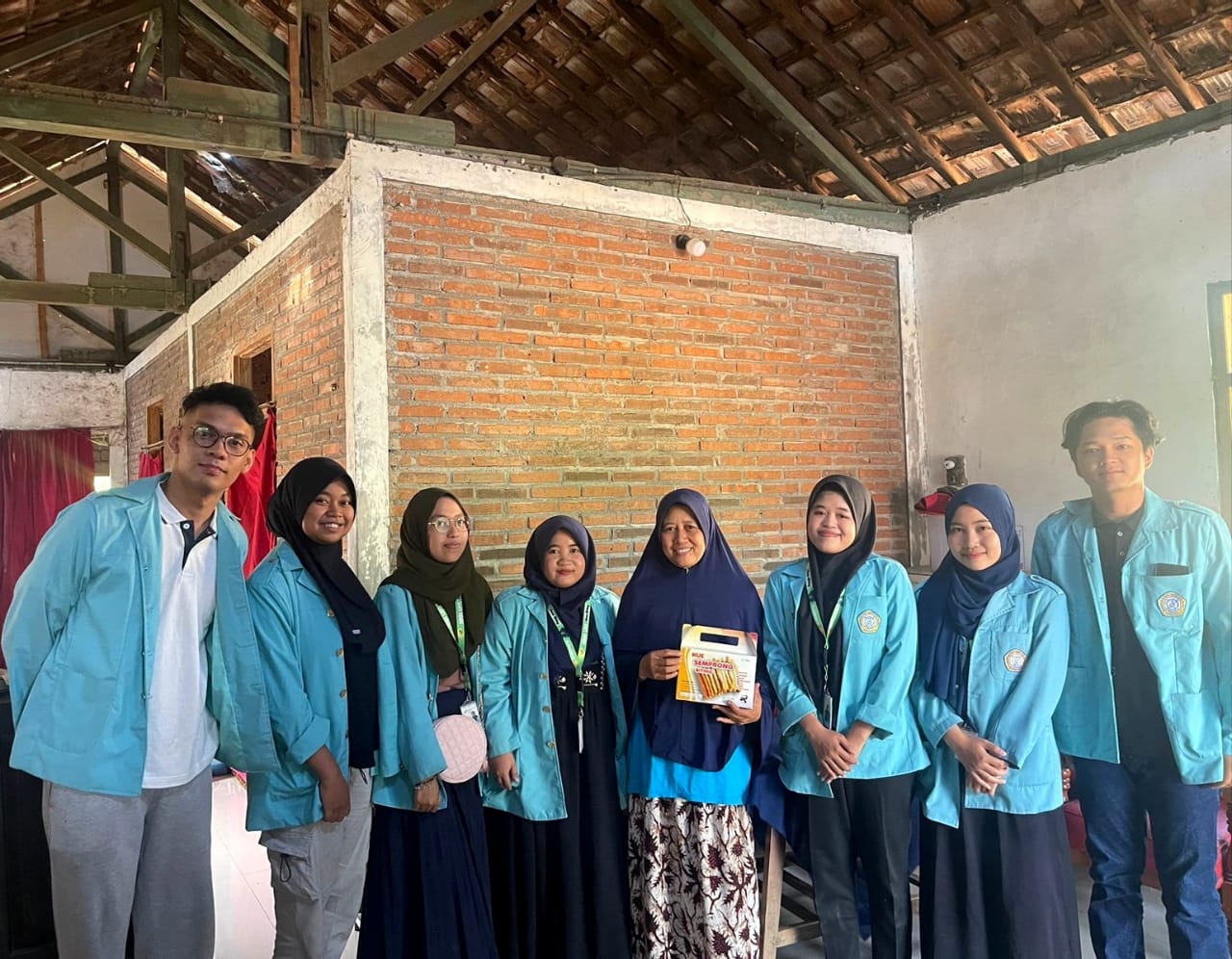 Dokumentasi bersama pemilik UMKM kue semprong. (doc. KKN 20 UNS)