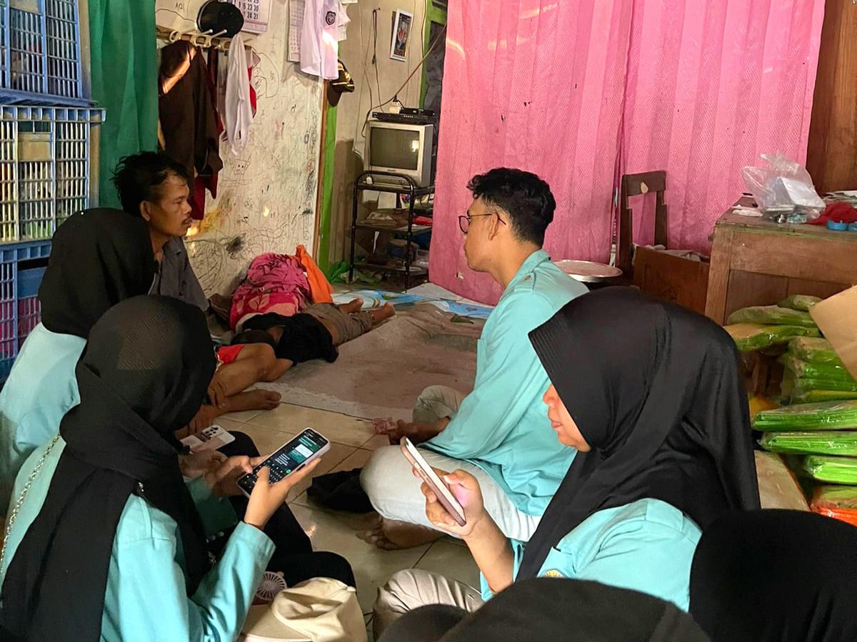 Dokumentasi wawancara dengan pemilik UMKM tas spunbond. (doc. KKN 20 UNS)