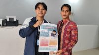 Foto bersama saat penyerahan poster pentingnya digitalisasi arsip oleh mahasiswa KKN UNDIP kepada salah satu Perangkat Desa Lemahireng, Kabupaten Boyolali. (doc. Pribadi)
