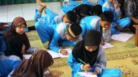 Antusiasme para siswa-siswi SDN Banombo saat mengikuti program literasi digital dan psikoedukasi gaya belajar yang diselenggarakan oleh mahasiswa KKN-PPM UMBY 71. (doc. KKN-PPM UMBY 71)