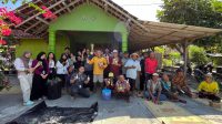 Foto Bersama Warga Pampang pada Pelatihan mengenai Inovasi Gabungan Budidaya Lele dalam Ember dan Kangkung Sistem Akuaponik di Rumah Dukuh Pampang, Kalurahan Paliyan. (doc. Pribadi)
