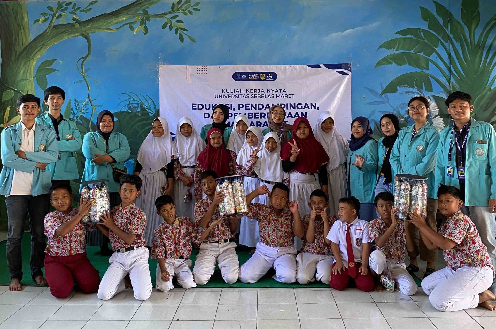 Sesi foto bersama mahasiswa KKN 293 UNS dan siswa-siswi SDN 01 Gambiranom setelah pelaksanaan kegiatan pembuatan ecobrick. (doc. KKN 293 UNS)