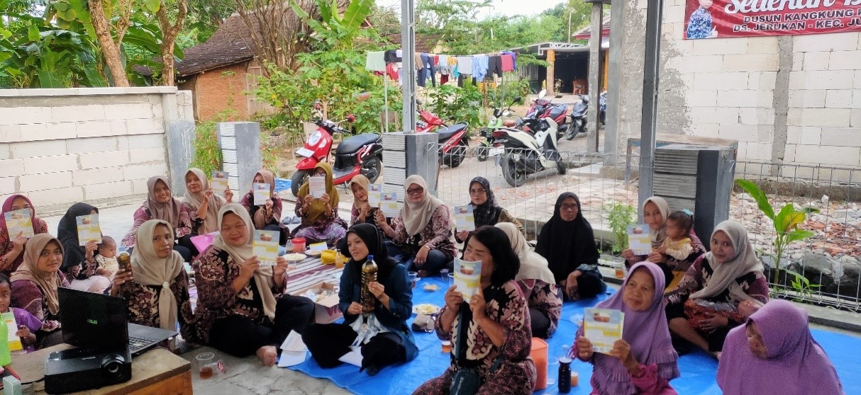 Sesi foto bersama setelah pelaksanaan program “Inovasi Pengelolaan Sampah Organik Rumah Tangga untuk Menghasilkan Eco enzym Ramah Lingkungan” di Desa Jerukan. (doc. Pribadi)