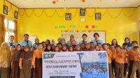 Sesi foto bersama mahasiswa Kukerta Reguler UNRI dengan peserta sebanyak 32 siswa kelas 4 SDN 008 Semelinang Laut setelah kegiatan sosialisasi ecobrick. (doc. Kukerta Reguler UNRI)