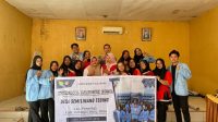 Sesi foto bersama mahasiswa Kukerta Reguler UNRI dengan peserta sebanyak 15 anggota Ibu PKK Desa Semelinang Tebing dalam kegiatan sosialisasi biopori. (doc. Kukerta Reguler UNRI)