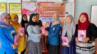 Leaflet berisi informasi pencegahan stunting dan pola makan untuk ibu hamil dibagikan kepada seluruh ibu hamil. (doc. KKN UNDIP) Leaflet berisi informasi pencegahan stunting dan pola makan untuk ibu hamil dibagikan kepada seluruh ibu hamil. (doc. KKN UNDIP)
