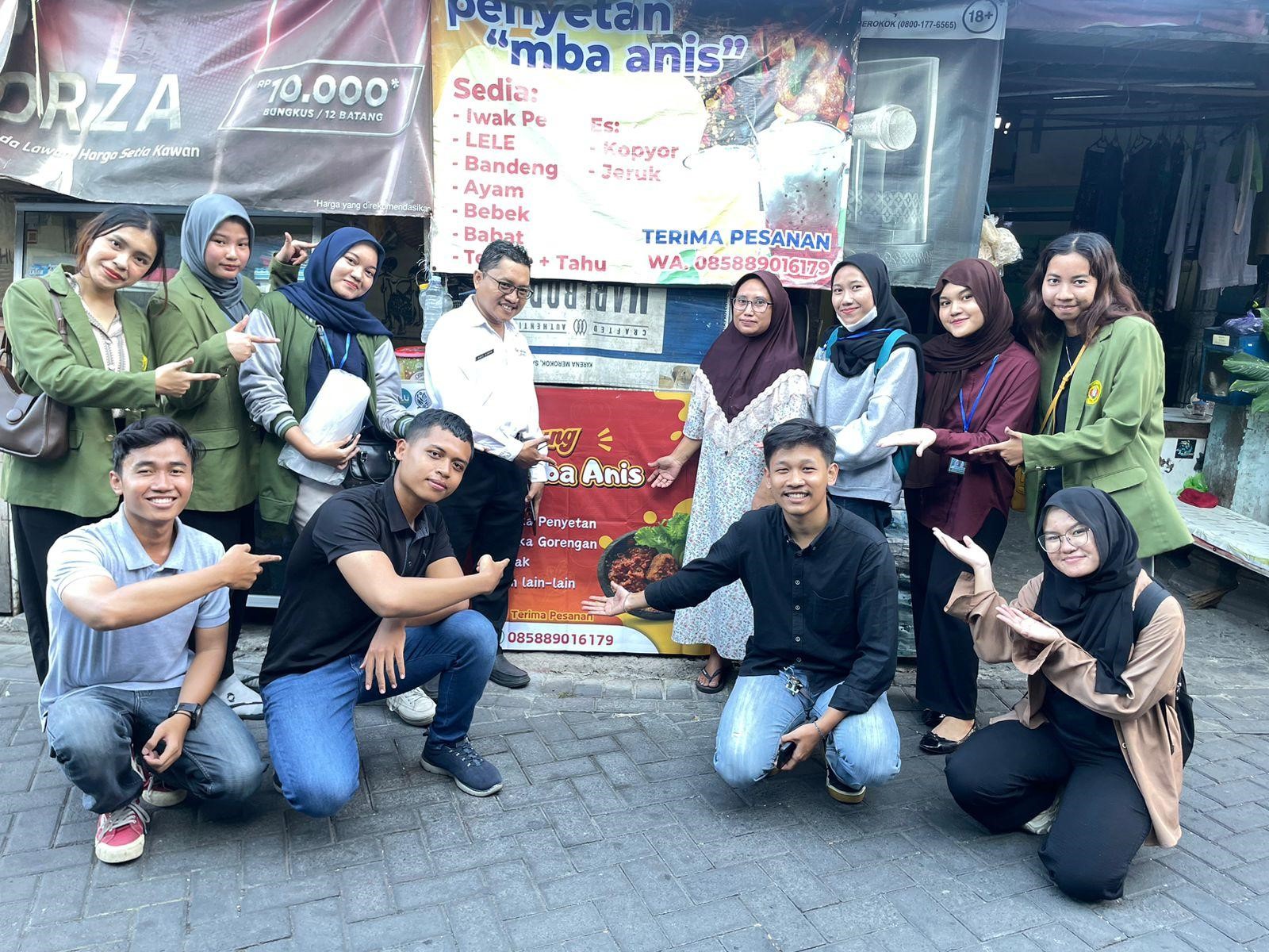 Foto bersama di depan lapak salah satu pelaku UMKM. (doc. KKN UPN Veteran Jatim)