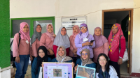 Sesi foto bersama mahasiswa KKN UNDIP dengan perserta dari kader Posyandu setelah pelaksanaan Program Kerja bertajuk "Smart Mapping for Posyandu with GIS & Microsoft Excel" di PKD Desa Gemawang. (doc. Pribadi) Sesi foto bersama mahasiswa KKN UNDIP dengan perserta dari kader Posyandu setelah pelaksanaan Program Kerja bertajuk "Smart Mapping for Posyandu with GIS & Microsoft Excel" di PKD Desa Gemawang. (doc. Pribadi)