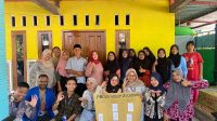 Sesi foto bersama mahasiswa KKN-PPM 15 UMBY dengan perserta setelah melaksanakan sosialisasi pengoptimalan kesehatan anak dan juga mengenai upaya pembentukan keluarga yang harmonis. (doc. KKN-PPM 15 UMBY) Sesi foto bersama mahasiswa KKN-PPM 15 UMBY dengan perserta setelah melaksanakan sosialisasi pengoptimalan kesehatan anak dan juga mengenai upaya pembentukan keluarga yang harmonis. (doc. KKN-PPM 15 UMBY)