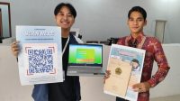 Foto bersama saat penyerahan scan barcode hasil pembuatan profil desa di internet kepada salah satu perangkat desa Desa Lemahireng, Kabupaten Boyolali. (doc. Pribadi)