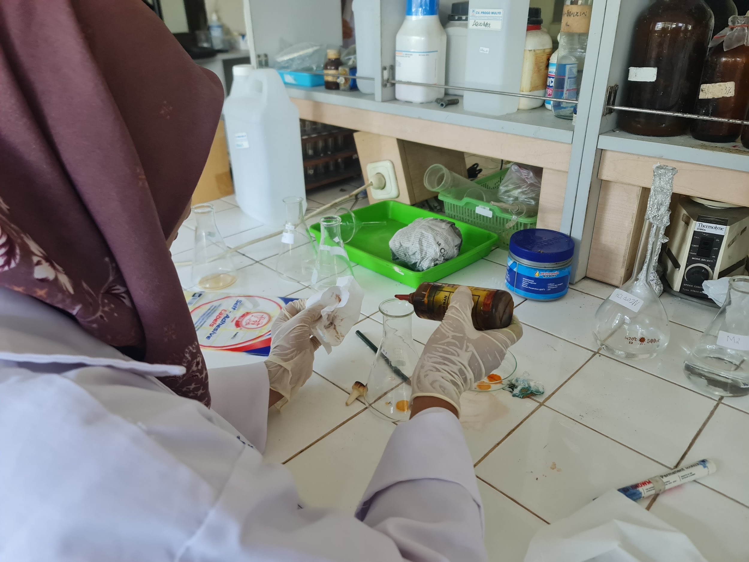 Tim pelaksana PPK Ormawa KMIP 2024, saat melakukan uji proksimat pakan yang maggot yang menjadi salah satu inovasi tim AquaPower. (doc. PPK Ormawa KMIP)