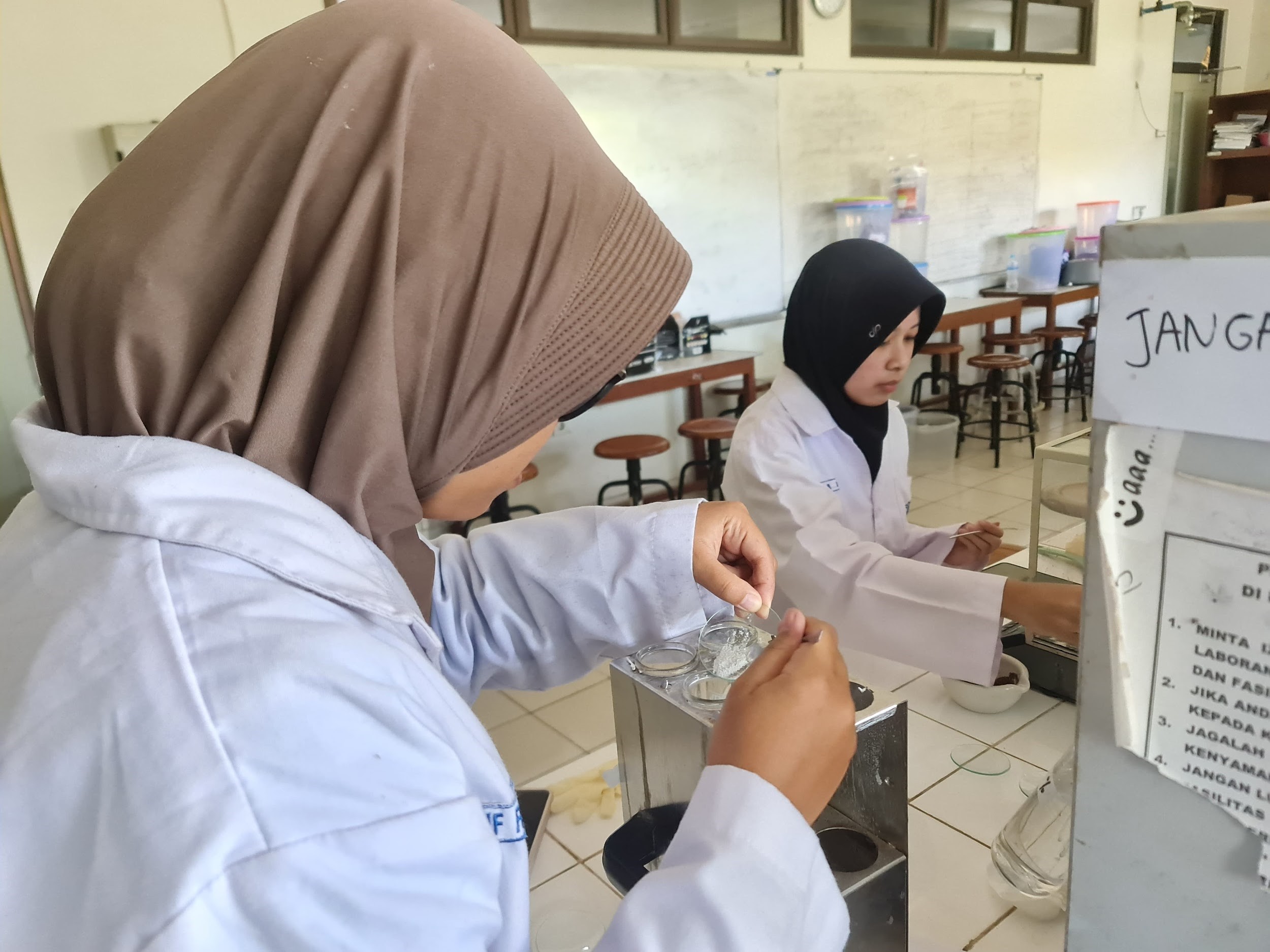 Tim pelaksana PPK Ormawa KMIP 2024, saat melakukan uji proksimat pakan yang maggot yang menjadi salah satu inovasi tim AquaPower. (doc. PPK Ormawa KMIP)