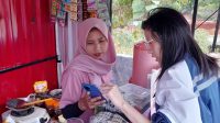Mahasiswa KKN UNDIP saat melakukan pendampingan pendaftaran lokasi salah satu UMKM di Google Maps. (doc. Pribadi)