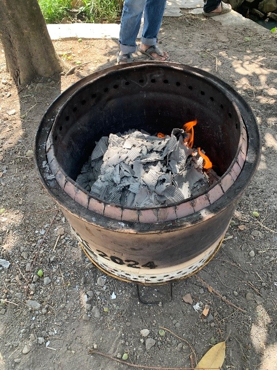 Pembakaran minim asap (kiri). (doc. KKN 39 UMK)