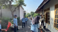 Aksi mahasiswa KKN MIT-18 Tematik Posko 92 UIN Walisongo saat kerja bakti di Masjid Darussalam, Desa Blorok. (doc. KKN MIT-18 Tematik Posko 92 UIN Walisongo)