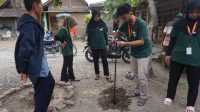 Proses pembuatan lubang biopori oleh mahasiswa Kelompok KKN UNS 39 di Desa Sobokerto. (doc. Kelompok KKN UNS 39)