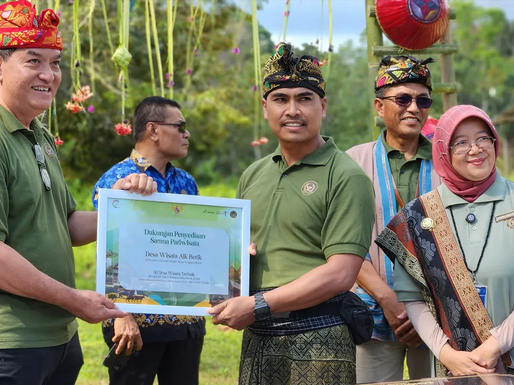 Dewan Juri ADWI, Chef Vindex Tengker saat menyerahkan piagam 50 besar ADWI kepada PJ Kepala Desa Aik Berik Tirto Handoyo. (doc. RRI)