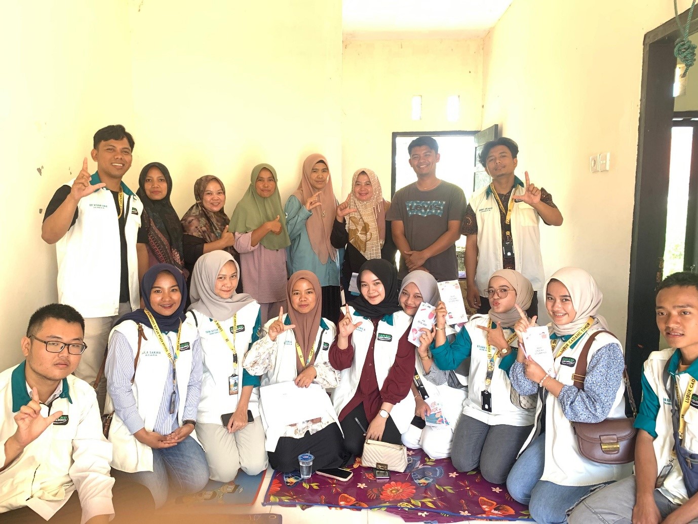 Dokumentasi bersama setelah pelaksanaan edukasi stunting. (doc. KKN UNAND Lubuk Gadang Timur)
