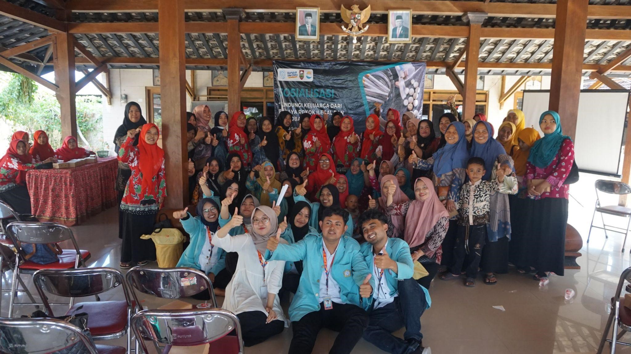 Dokumentasi bersama setelah sosialisasi bahaya rokok ilegal dan Narkoba di Desa Sobokerto. (doc. Kelompok 39 KKN UNS)