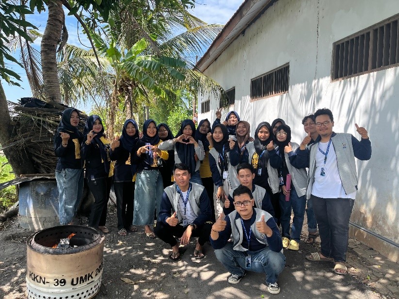 Dokumentasi tim bersama peserta kegiatan. (doc. KKN 39 UMK)