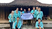 KKN 94 UNS berfoto bersama dengan pemilik UMKM Jenang Mbah Slamet, Dusun Ngasem, Desa Gedong (doc. KKN 94 UNS)