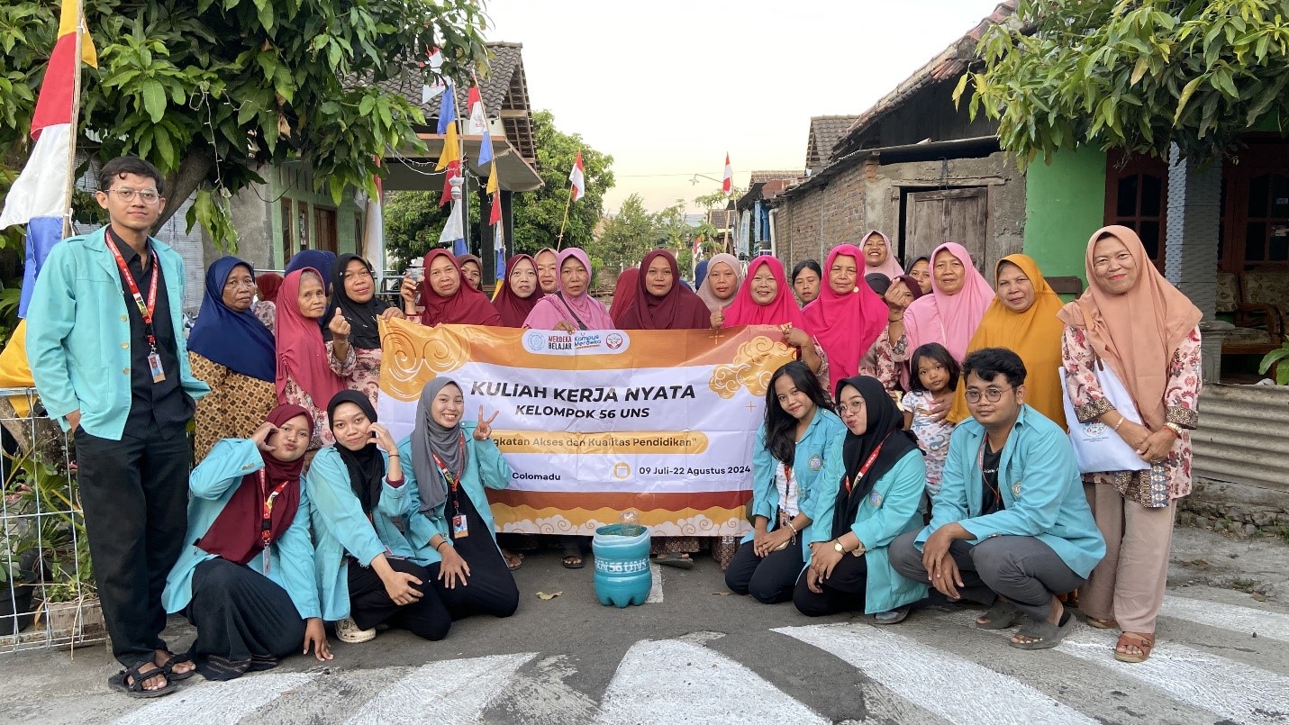 Bio Cycle Pot: Foto Ibu-ibu PKK Dukuh Kuncen bersama Hasil Produk. (doc. KKN 56 UNS)