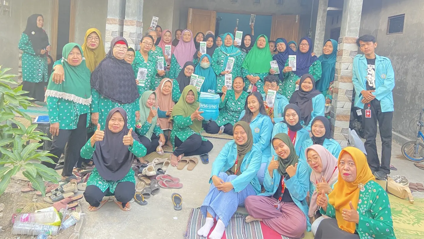 Bio Cycle Pot: Foto Ibu-ibu PKK Dukuh Kendon bersama Hasil Produk. (doc. KKN 56 UNS)