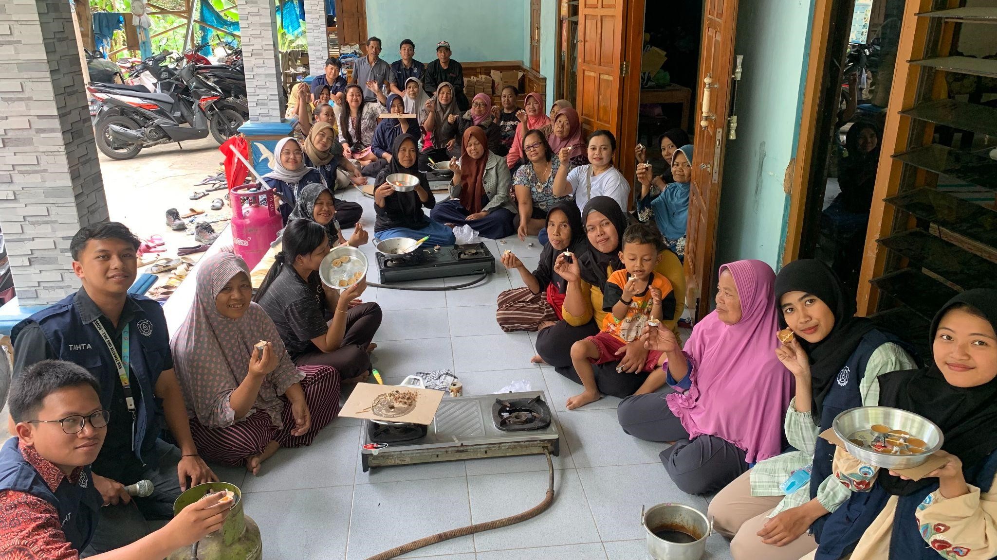 Foto KKN 97 UNS bersama peserta kegiatan pembuatan lilin dari getah pinus (doc. pribadi)