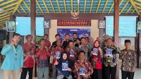 Foto KKN UNS 287 bersama perangkat Desa Pidekso setelah pelaksanaan sosialisasi pengelolaan limbah sampah dan pembuatan ecobrick. (doc. KKN 287 UNS) Foto KKN UNS 287 bersama perangkat Desa Pidekso setelah pelaksanaan sosialisasi pengelolaan limbah sampah dan pembuatan ecobrick. (doc. KKN 287 UNS)