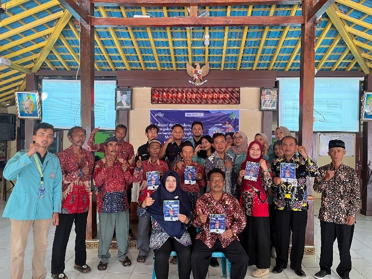 Foto KKN UNS 287 bersama perangkat Desa Pidekso setelah pelaksanaan sosialisasi pengelolaan limbah sampah dan pembuatan ecobrick. (doc. KKN 287 UNS)
