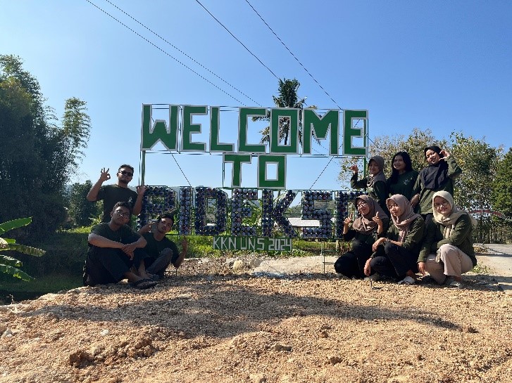 Foto KKN UNS 287 setelah pemasangan plang ecobrick di Desa Pidekso. (doc. KKN 287 UNS)