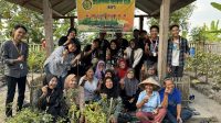 Foto bersama anggota KWT MAKMUR dalam pelatihan praktik budidaya tanaman hortikultura dengan sistem hidroponik rakit apung di Kebun KWT, Desa Kagokan