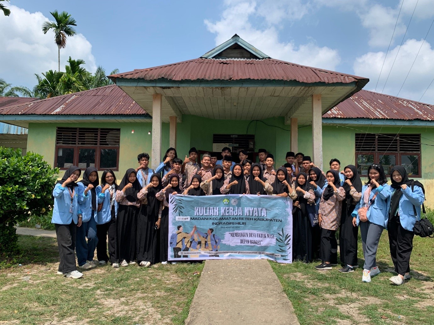 Foto bersama siswa MA. Hidayatul Mubtadi’in setelah Penyuluhan Literasi Digital. (doc. Kukerta UNRI)