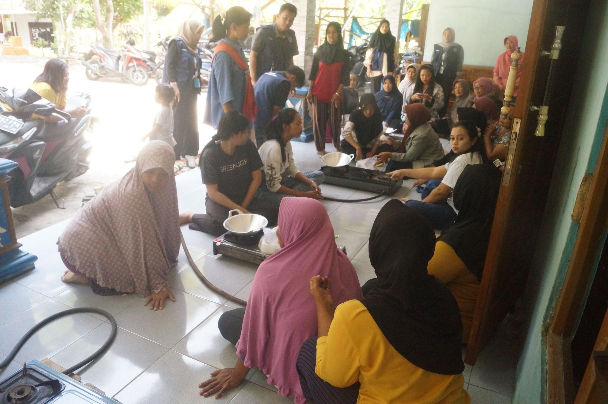 Foto kegiatan pembuatan lilin dari getah pinus bersama anggota PKK RT 03 Dusun Gambarwi (doc. pribadi)