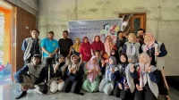Sesi foto bersama setelah pelaksanaan lokakarya yang bertajuk "Digitalisasi Pemasaran Produk UMKM" di Desa Mangunanlor, Kecamatan Kebonagung, Kabupaten Demak, Senin (2/9/2024). (doc. KKN UMK Kelompok 17)