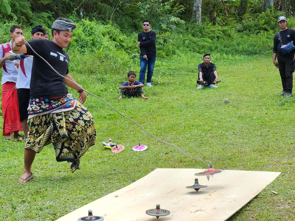 Gasingan, salah satu permainan tradisional yang disuguhkan kepada wisatawan yang berkunjung ke Desa Aik Berik. (doc. RRI)