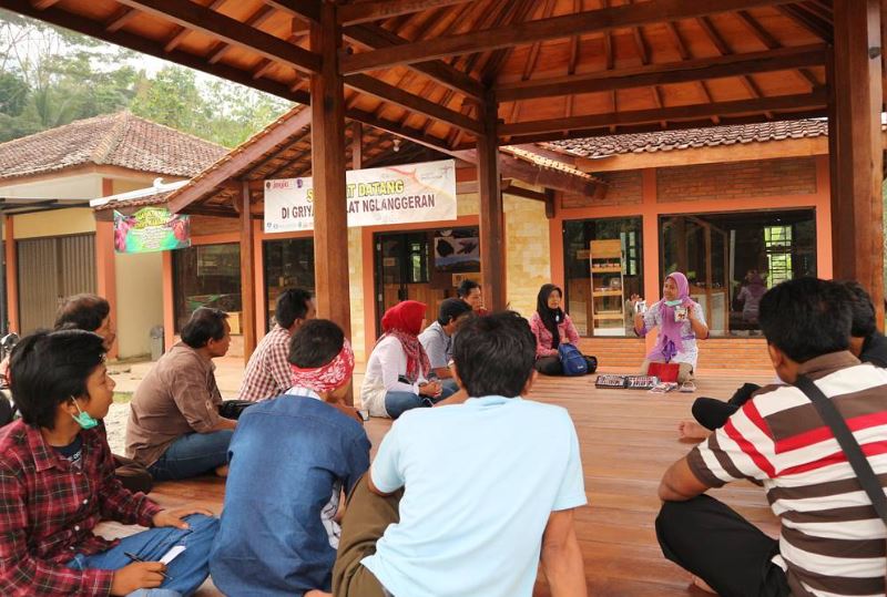 Griya Cokelat Nglanggeran saat menerima kunjungan dan menjelaskan produk Coklat. (doc. Ibu Sumiati selaku Ketua Griya Cokelat Nglanggeran)