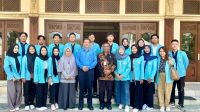 Foto Bersama: KKN 267 & 268 berfoto bersama dengan Dosen Pembimbing Lapangan (DPL) dan Kepala Kelurahan Puwodiningratan (doc. KKN 268 UNS)