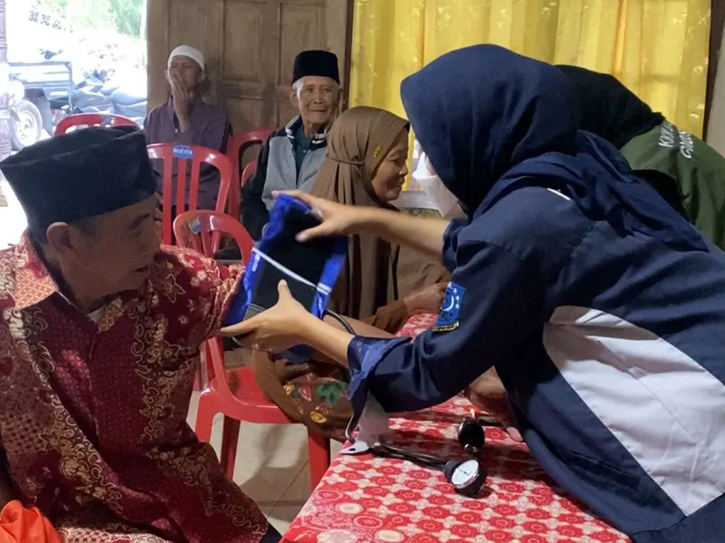 Mahasiswa KKN 79 UNS saat melakukan pemeriksaan tekanan darah. (doc. KKN 79 UNS)