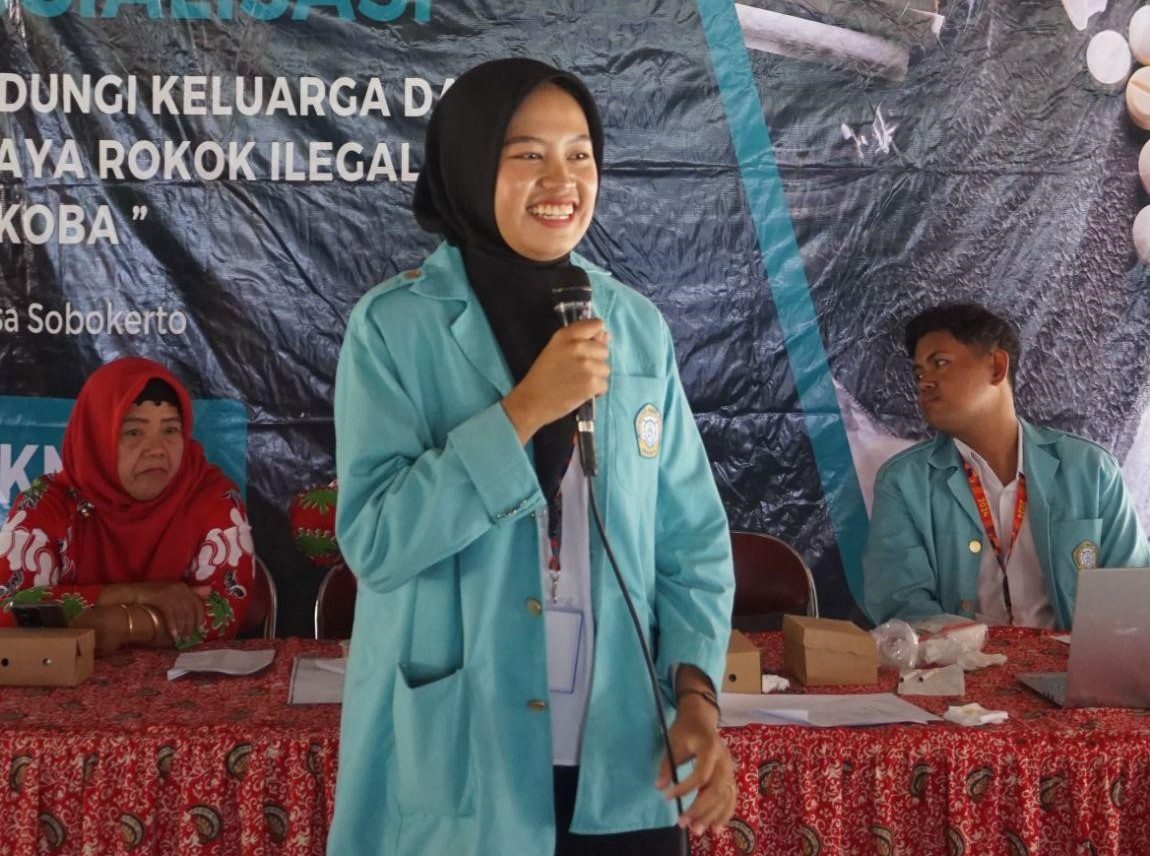 Mahasiswa Kelompok 39 KKN UNS saat memaparkan materi sosialisasi bahaya rokok ilegal dan Narkoba di Desa Sobokerto. (doc. Kelompok 39 KKN UNS)