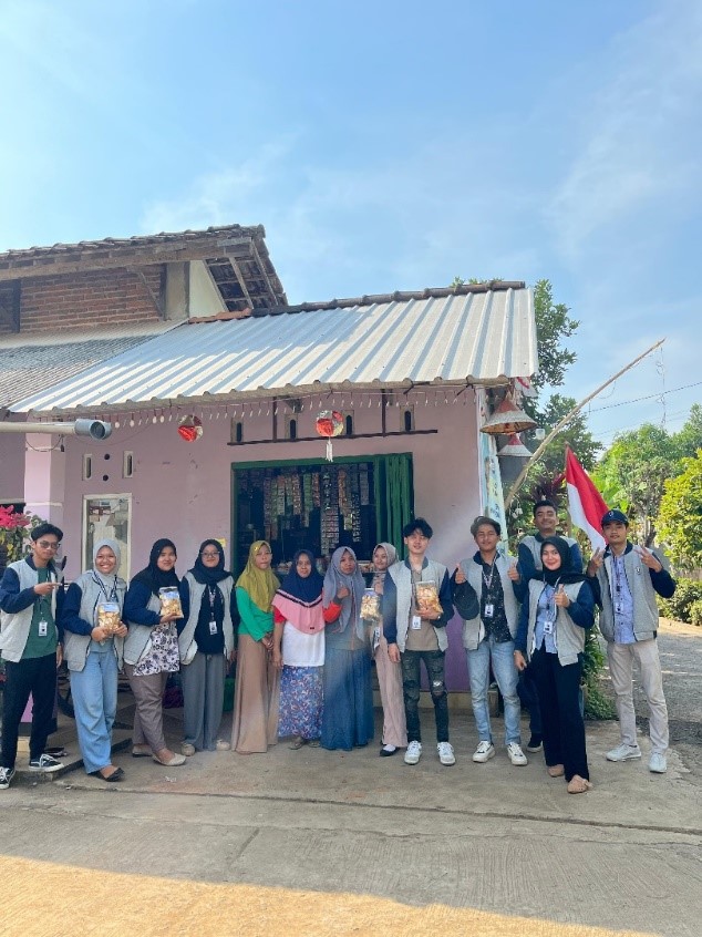 Observasi mahasiswa KKN UMK ke UMKM Keripik Arsya. (doc. KKN 39 UMK Desa Semerak)